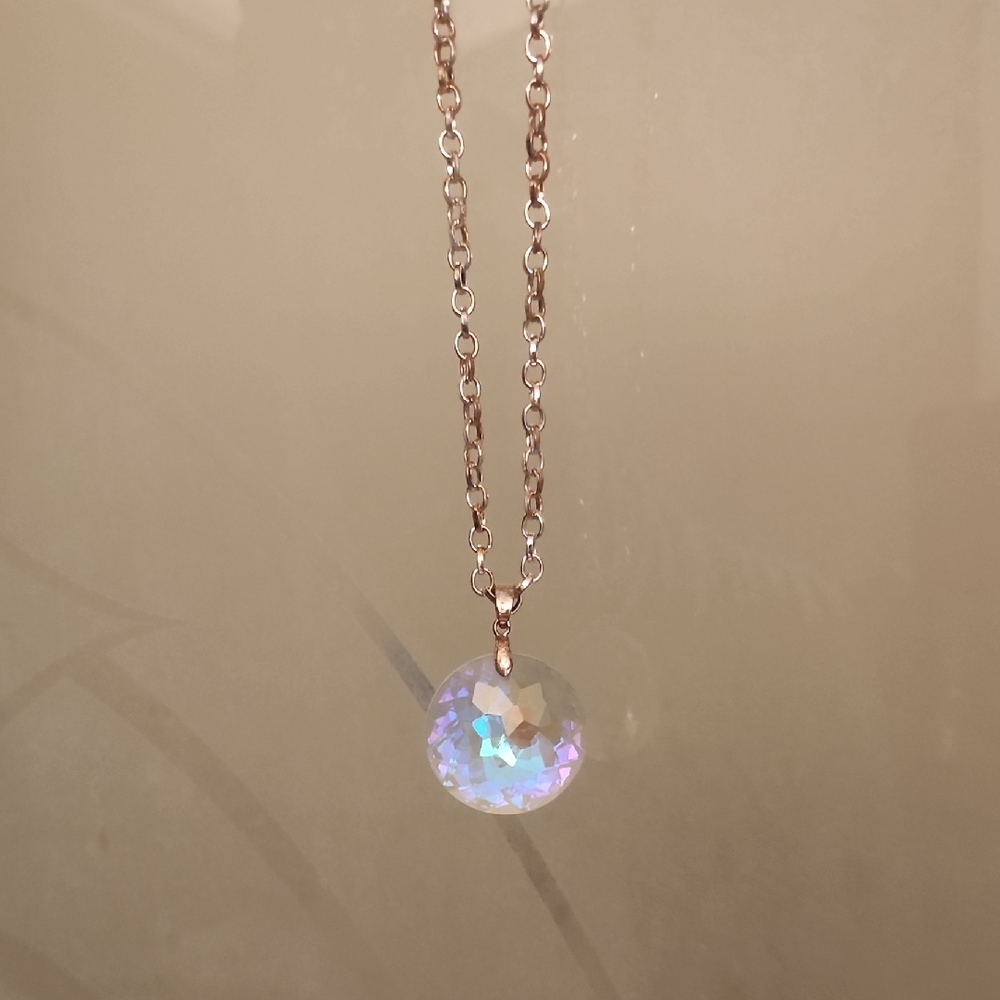 Elegant Rose Gold Necklace with Iridescent Pendant